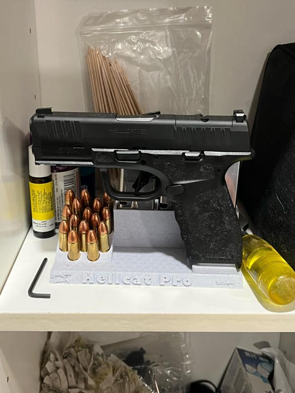 Hellcat pistol stand