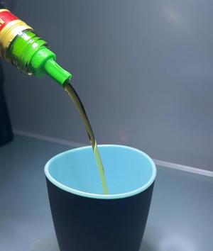 Universal bottle pourer / dispenser for bottlenecks with an opening width of 18 and 22 mm