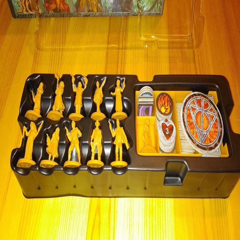 Cthulhu: Death May Die - Scarlett and token KS insert