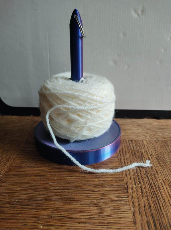 Woolen thread holder
