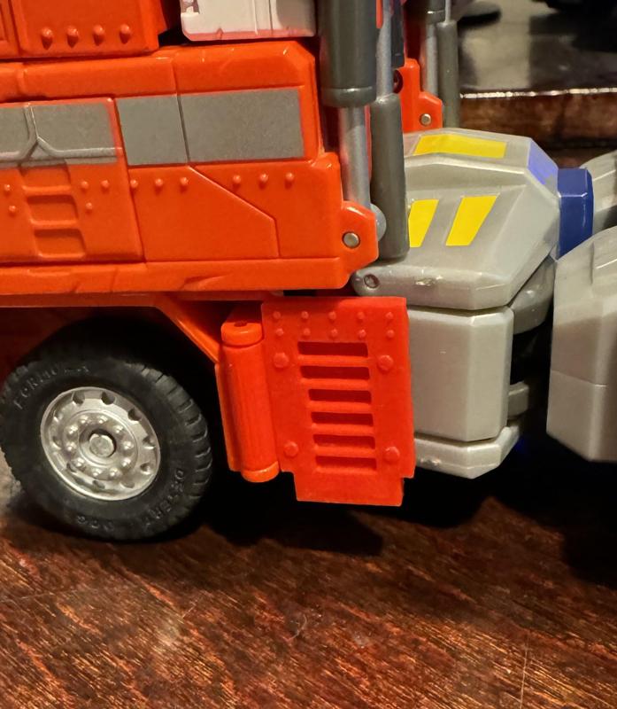 MP-01 - Masterpiece Optimus Prime - Side Flaps