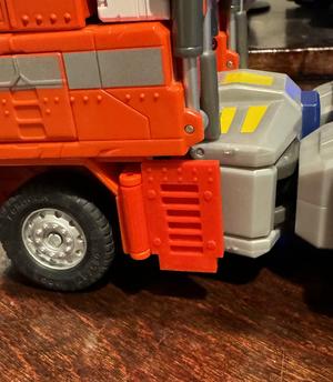 MP-01 - Masterpiece Optimus Prime - Side Flaps