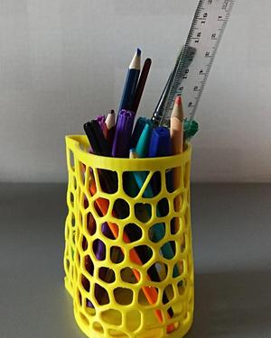 Pencil holder in the form of a cat