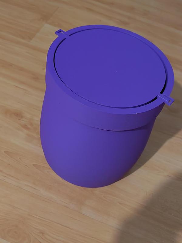 Trashcan with self-balancing auto closing lid