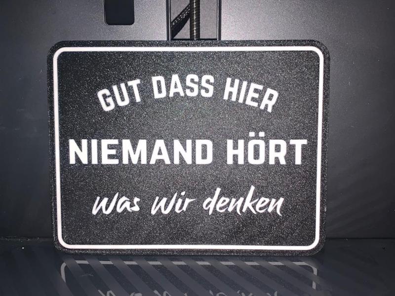Lustiges Schild: Gut das hier niemand hört....