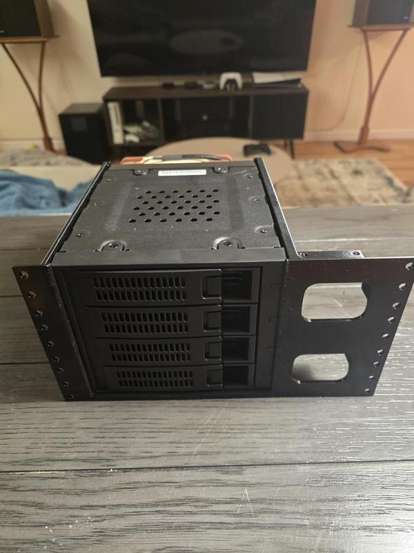 10 inch Rosewill RSV-SATA-Cage-34 + JetKVM Rack