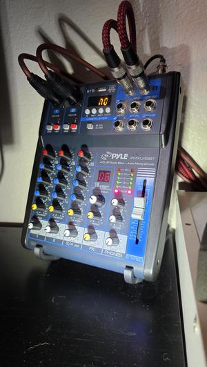 Lightweight audio mixer stand