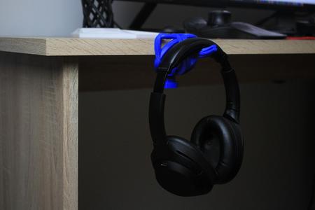 screw on Headphone hanger