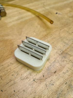 Razor blade holder
