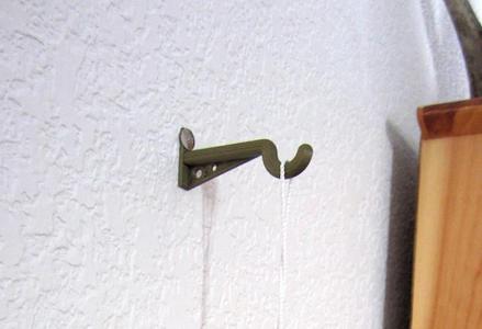 Thumbtack Hanger