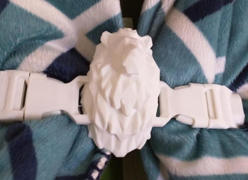 Low poly lion head cloak buckle