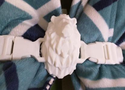 Low poly lion head cloak buckle