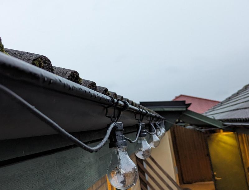 Gutter hook for light strings