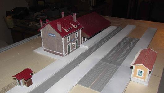 HO metric track for showcase or diorama