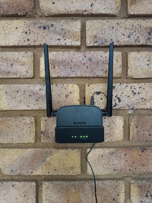 Tenda N300 Wi-Fi Router 4G LTE wall mount / bracket