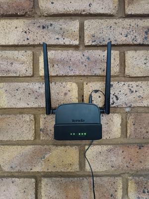 Tenda N300 Wi-Fi Router 4G LTE wall mount / bracket