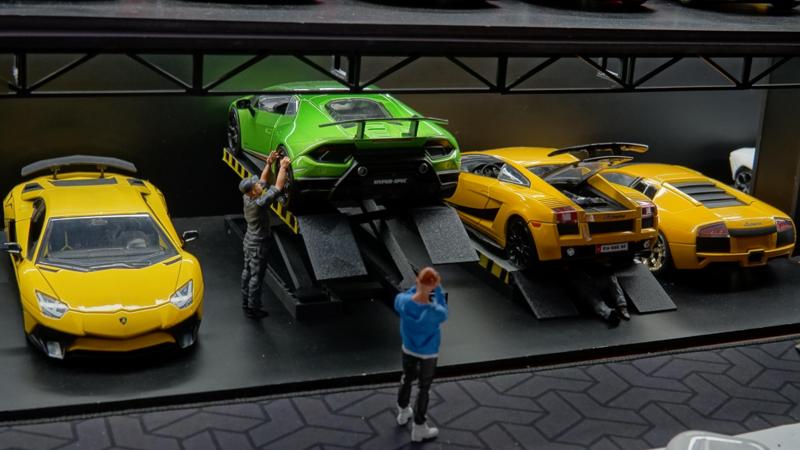 Scale Car Scissor Lift  1:24