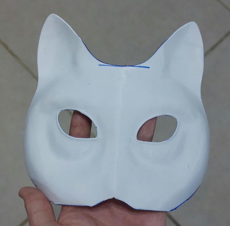 a mask / un masque