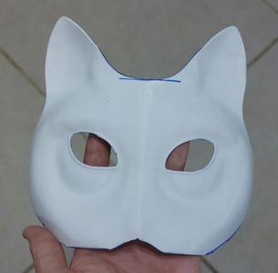 a mask / un masque