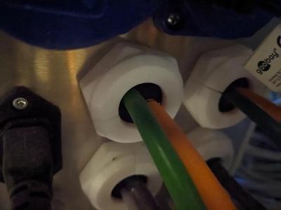 Splitted cable fitting   