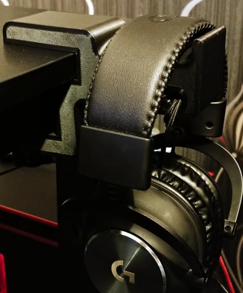 Specific desk headphone rest