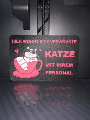 Lustiges Schild: Hier wohnt eine verwöhnte Katze..