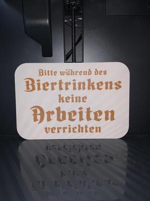 Lustiges Schild: Bitte während des Biertrinkens...