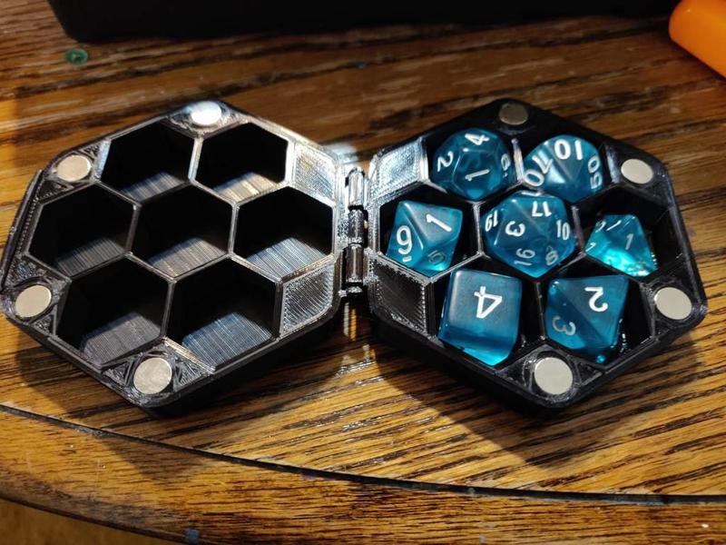 Print in place hinged dice case (With Magnets!)