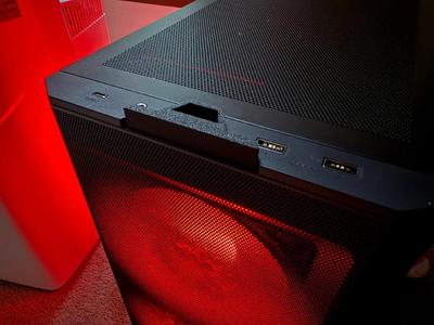 Lian Li LANCOOL 207 Power Button Cat Protector   