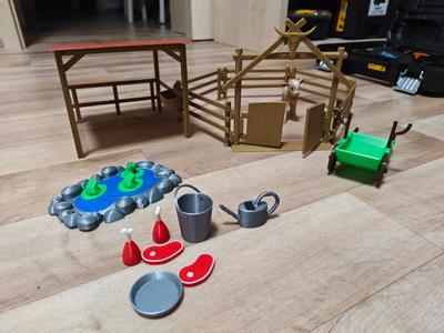 Entry gate to the fence   