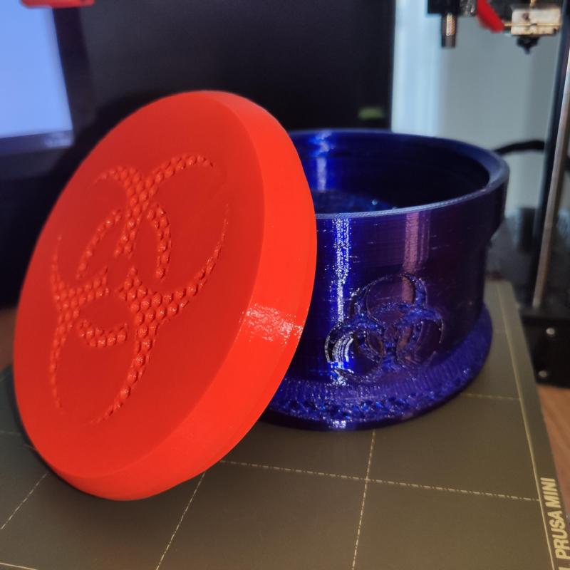 Biohazard container with screw-on lid