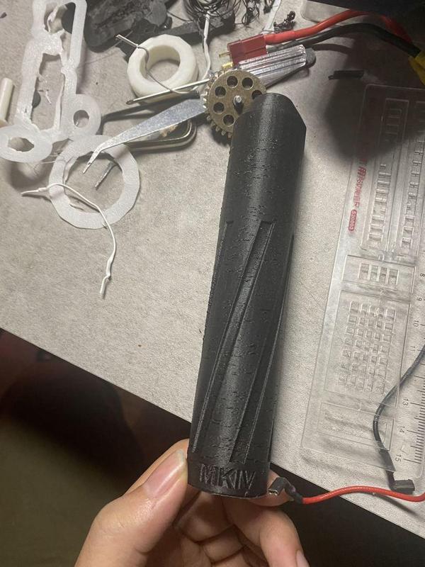 Silencer with thread for airsoft (does becomes quiet)