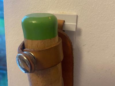 Knife wall hanger