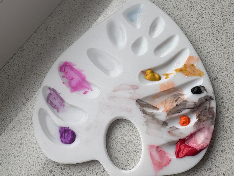 Leaf-shaped paint palette