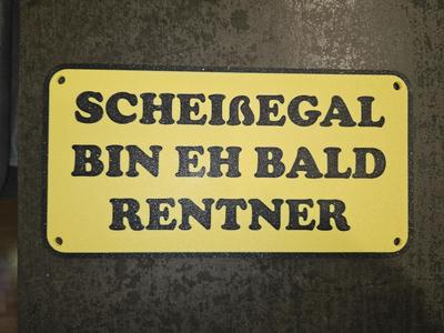 Schild: Scheißegal bin eh bald Rentner