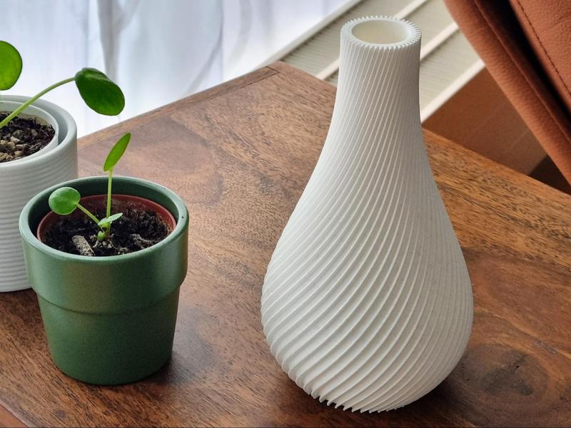 Spiral Vase – Twisted Design, Solid Walls