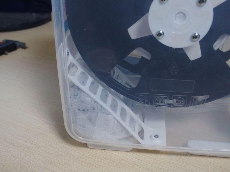 corner wall for absorbent material