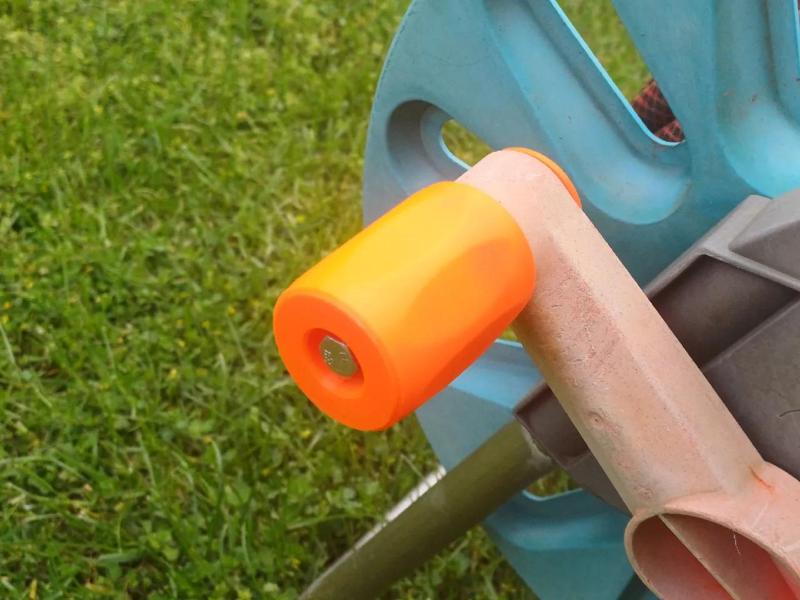 Rotating handle for garden hose reel   