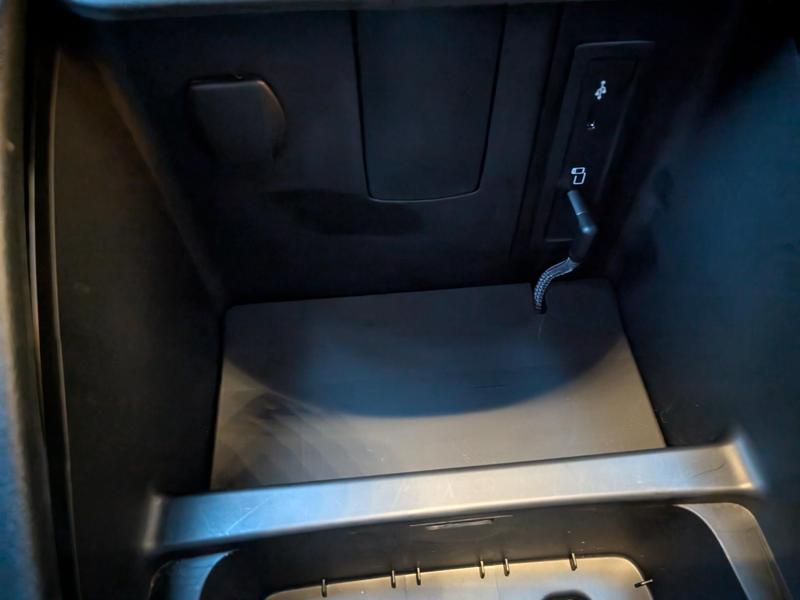 Mercedes V-Class Apple CarPlay Wireless bracket