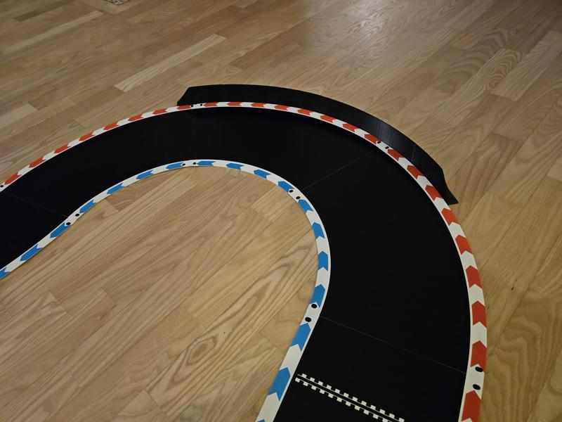 Modular road barrier for the Carrera Hybrid