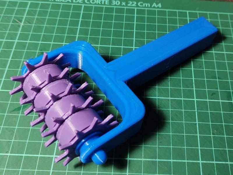 Rodillo pincha masa para galletas - rolling pin punches cookie dough