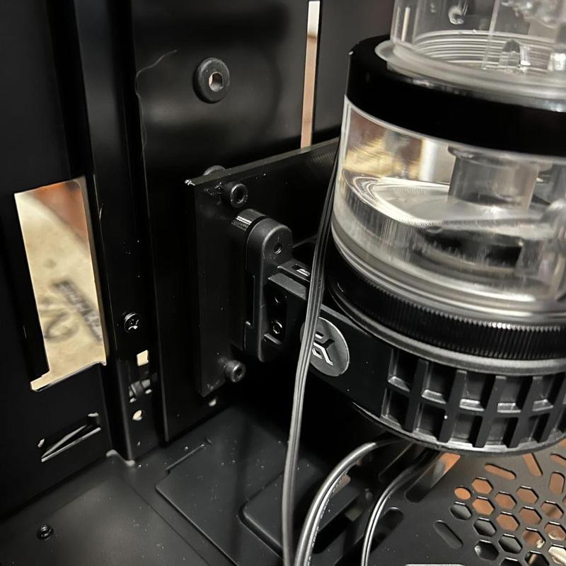 EKWB D5 Revo to SSD mount