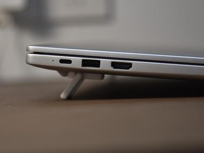 Foldable laptop stand