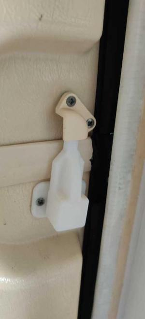 Caravan door latch for split doors