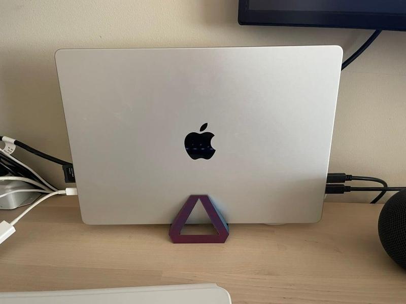 14 inch M1-M2-M3 Pro Macbook Pro Vented Clamshell Stand