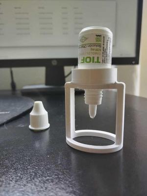 Eye drop helper