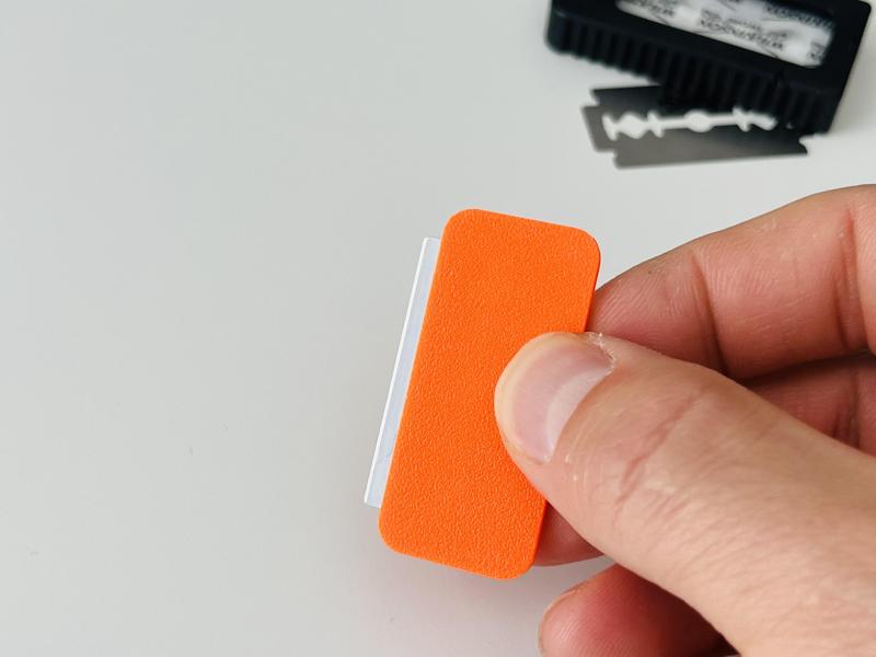 Razor blade mini holder