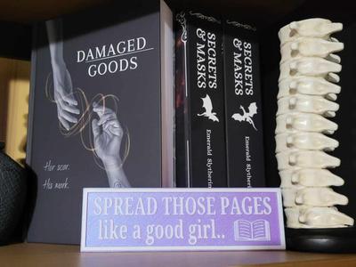 Bookshelf Sign - Spread Those Pages