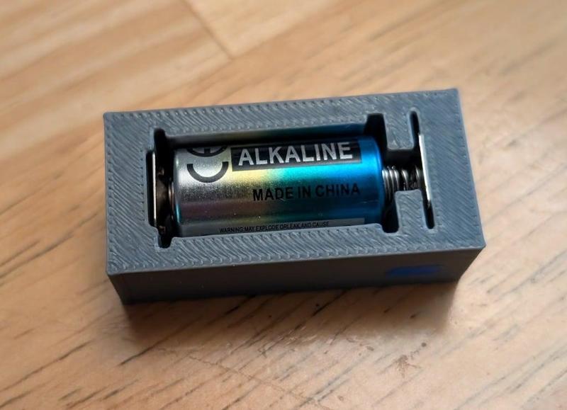 4LR44 Battery compartment