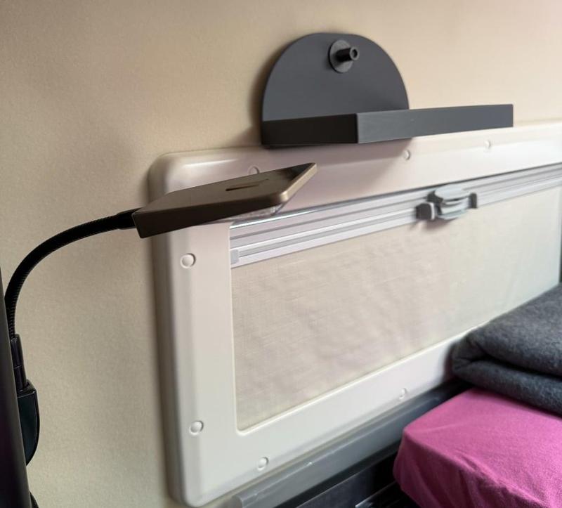 Ford Nugget HD: Ablage für Brille, Smartphone etc. für Schläfer im Hochdach (Storage for glasses, smartphone, etc. for sleepers in the high roof).